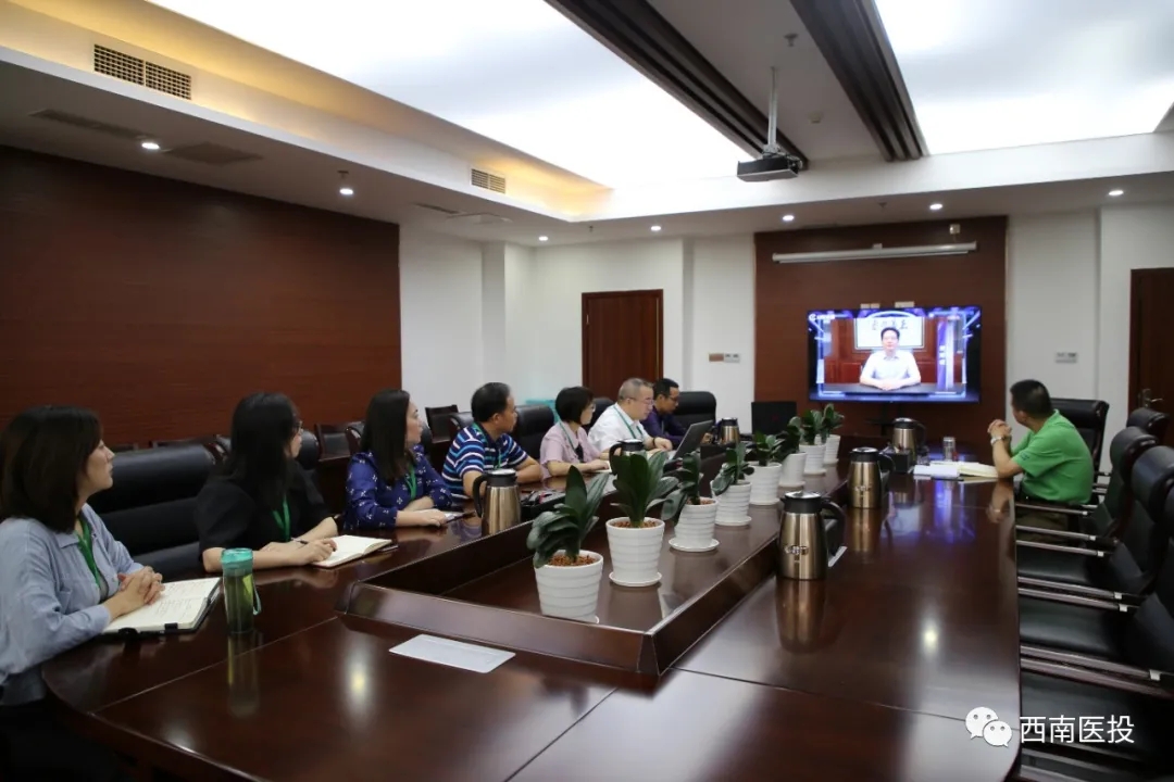 西南醫(yī)投集團(tuán)組織員工觀看川渝共同產(chǎn)權(quán)市場互聯(lián)網(wǎng)平臺上線暨川渝國企混改項目推介會