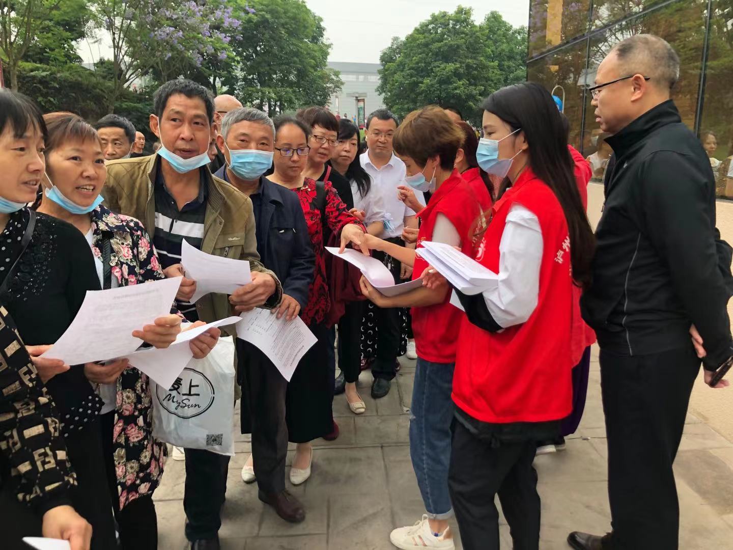 西南醫(yī)投集團(tuán)醫(yī)藥公司黨支部 開(kāi)展“我為群眾辦實(shí)事”實(shí)踐活動(dòng) —助力新冠疫苗接種 志愿服務(wù)在行動(dòng)